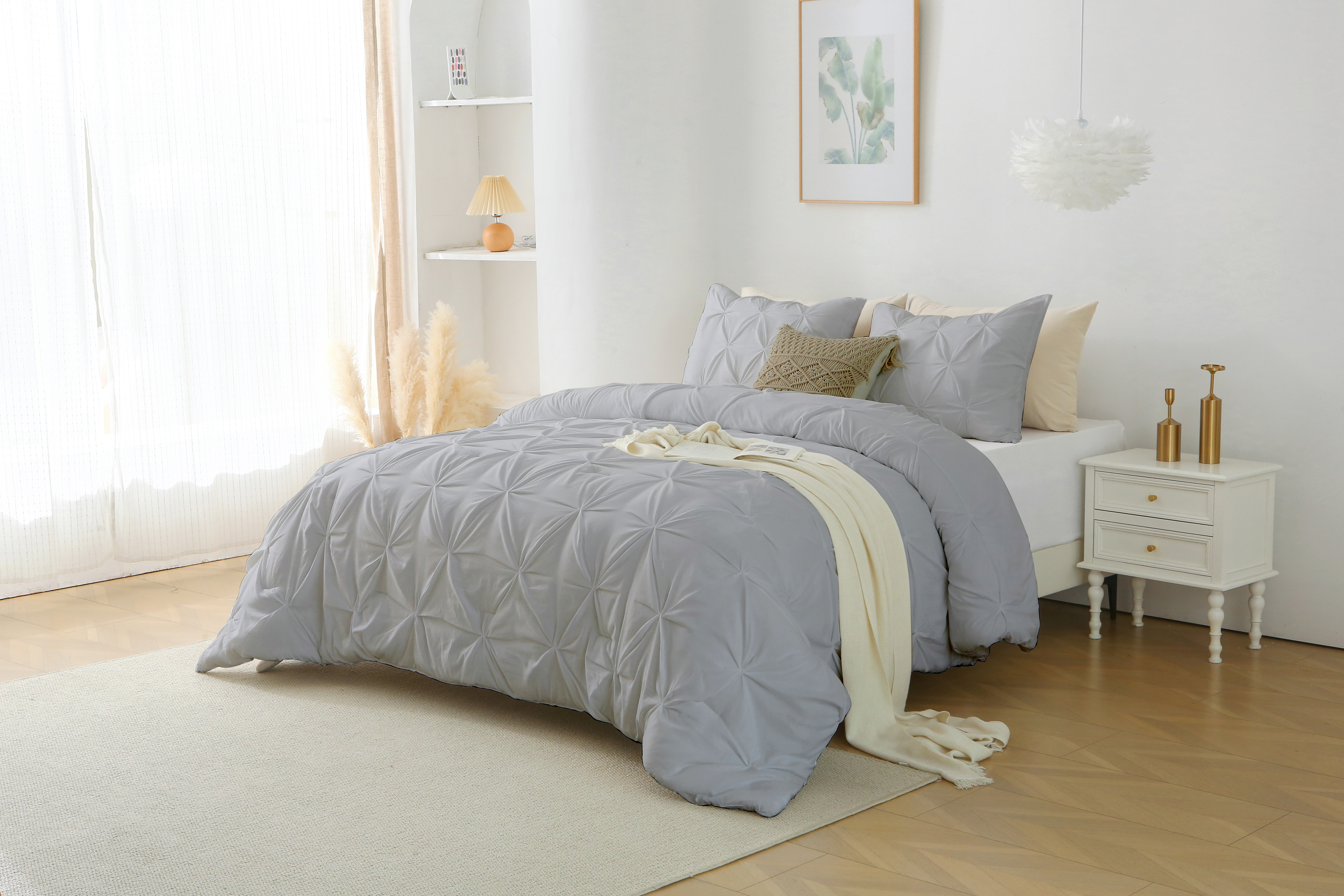 King/Queen Size Polyester Pinch Pleat Comforter Set