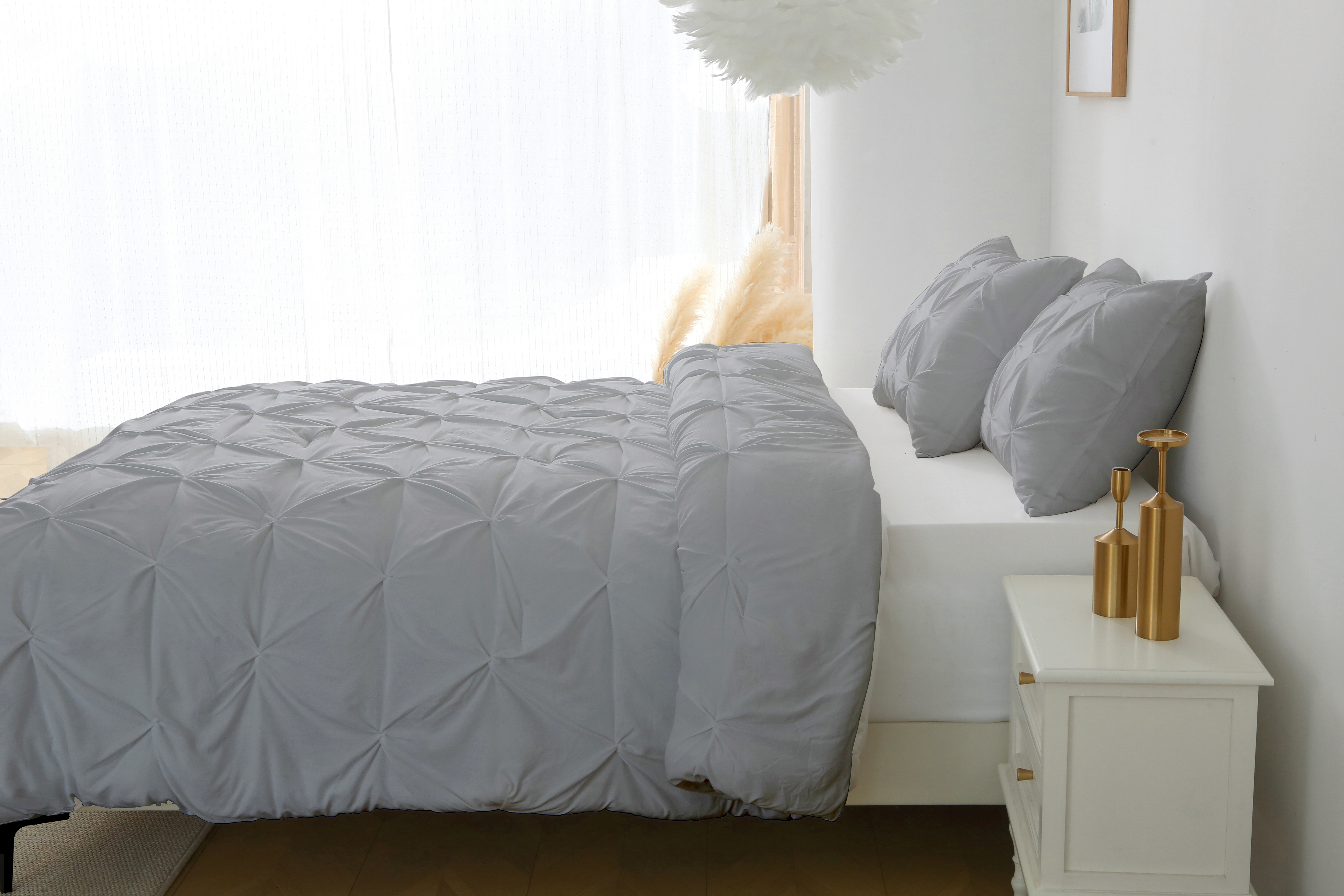 King/Queen Size Polyester Pinch Pleat Comforter Set